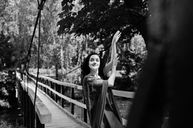 Retrato de uma linda garota indiana brumette ou modelo de mulher hindu na ponte Traje indiano tradicional lehenga choli