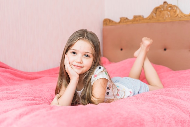 Retrato de uma linda garota relaxante na cama