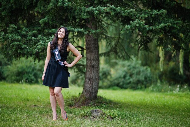 Foto grátis retrato de uma linda garota vestindo preto na festa de galinha posada no parque