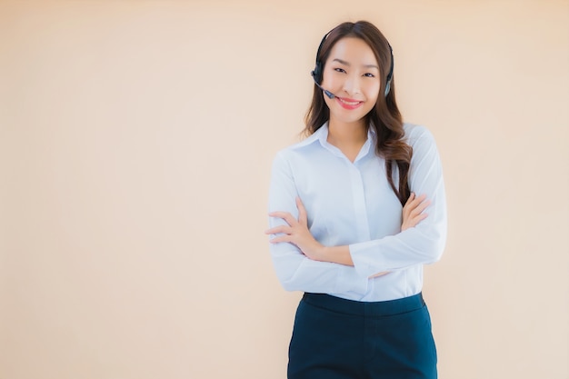 Retrato de uma linda jovem mulher de negócios asiática com fone de ouvido para call center