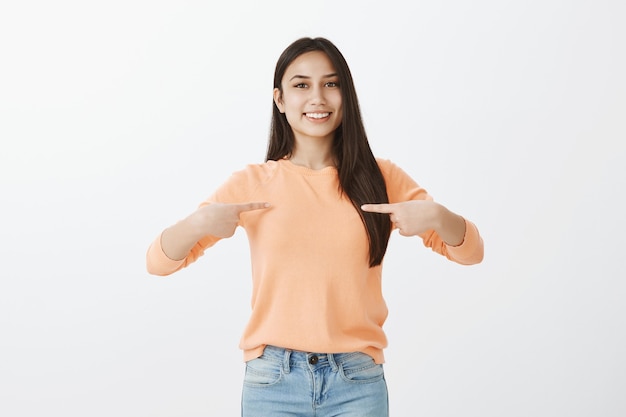 Retrato de uma linda morena bronzeada em roupas casuais