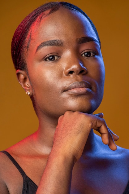 Foto grátis retrato de uma linda mulher africana olhando para a frente