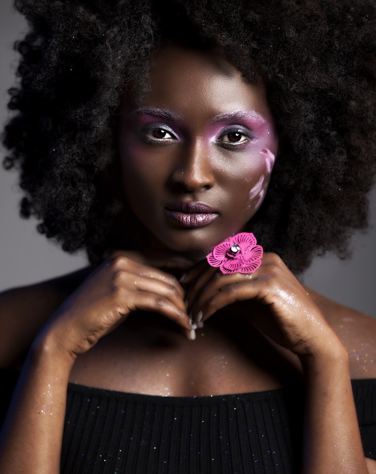 Foto grátis retrato de uma linda mulher afro-americana com bela maquiagem e um anel de flor