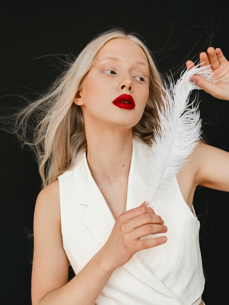 Foto grátis retrato de uma linda mulher albina com penas brancas