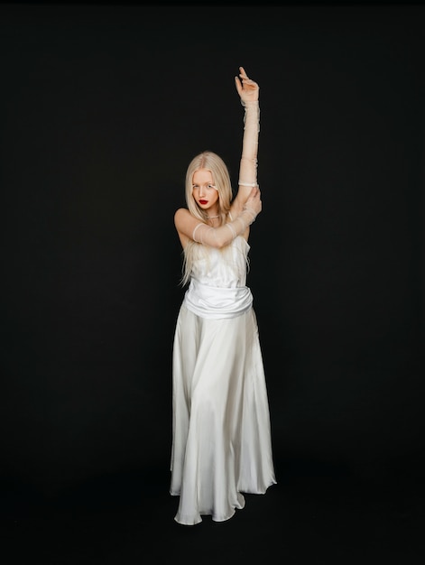 Foto grátis retrato de uma linda mulher albina com penas como cílios