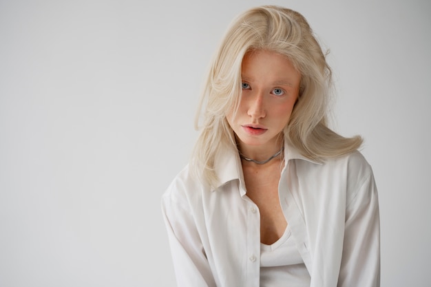 Foto grátis retrato de uma linda mulher albina