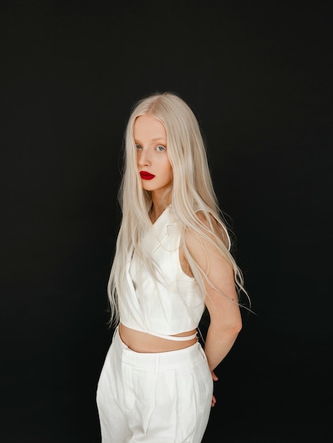 Foto grátis retrato de uma linda mulher albina
