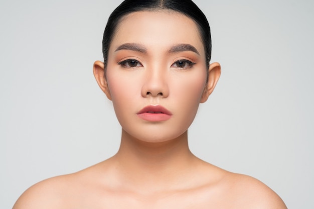 Retrato de uma linda mulher asiática com cabelo preto e lábios rosados