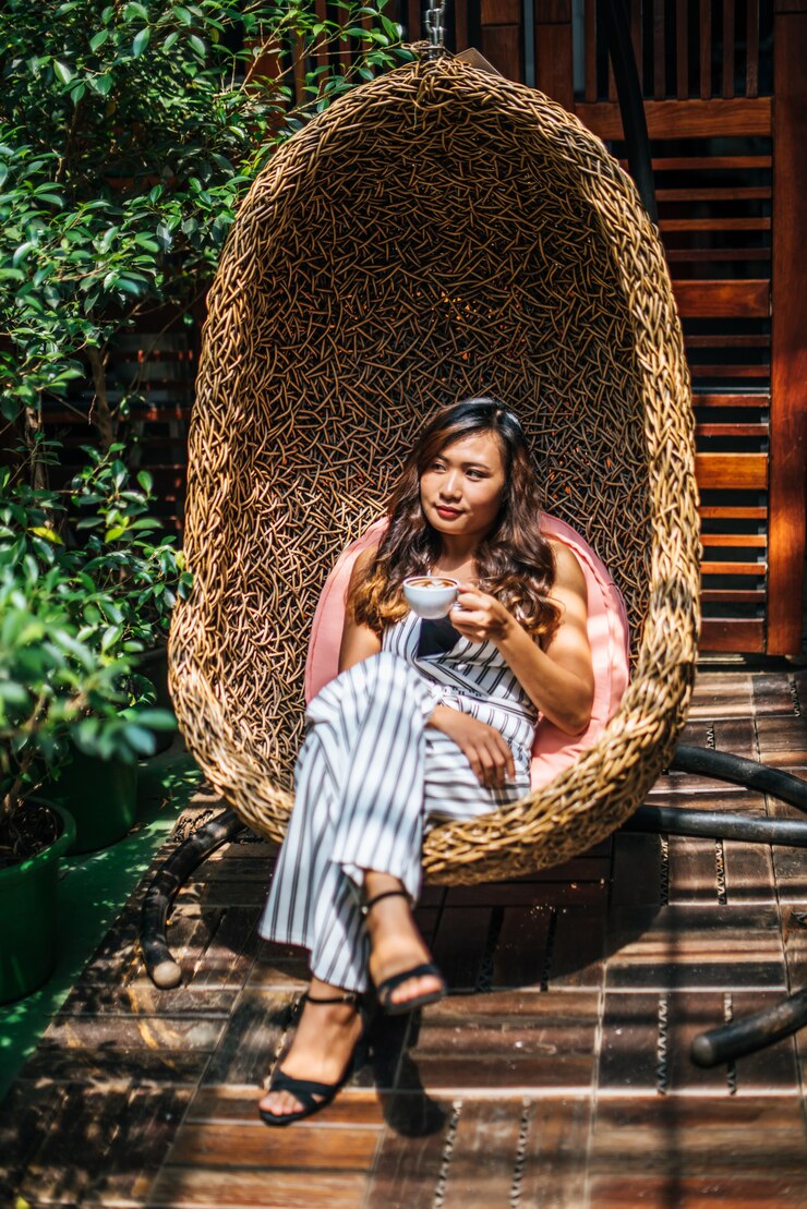 Foto grátis retrato de uma linda mulher asiática relaxar no café