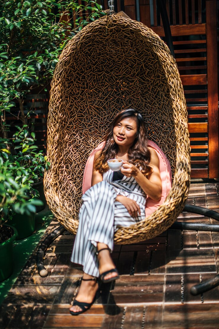 Foto grátis retrato de uma linda mulher asiática relaxar no café
