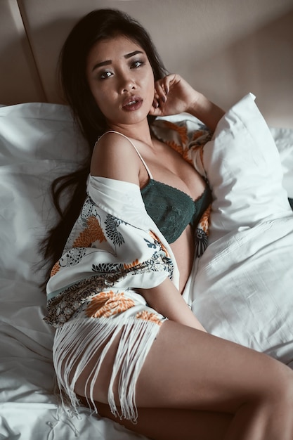 Foto grátis retrato de uma linda mulher asiática sensual em roupa interior