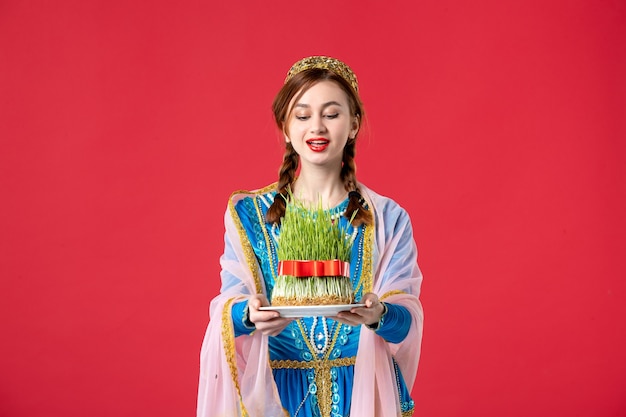 Retrato de uma linda mulher azeri em um vestido tradicional com sêmen no vermelho