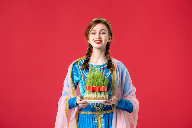 Retrato de uma linda mulher azeri em um vestido tradicional com sêmen no vermelho