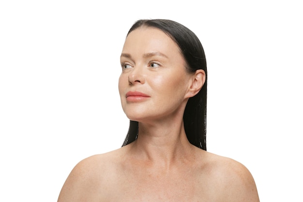 Retrato de uma linda mulher com pele lisa clara posando isolado sobre fundo branco do estúdio Conceito de cosmetologia