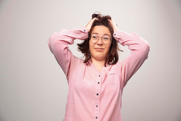 Retrato de uma linda mulher com roupas rosa, posando em um branco. Foto de alta qualidade