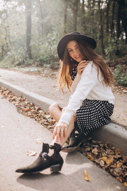 Foto grátis retrato de uma linda mulher em um parque de outono