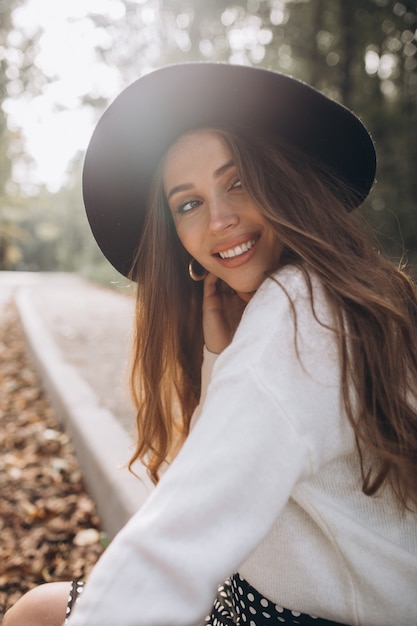 Foto grátis retrato de uma linda mulher em um parque de outono