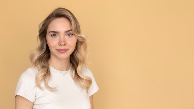 Foto grátis retrato de uma linda mulher loira com penteado moderno