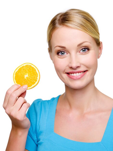 Retrato de uma linda mulher loira sorridente com melão laranja