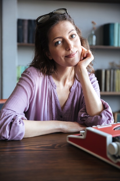 Foto grátis retrato de uma linda mulher madura, sentado a mesa