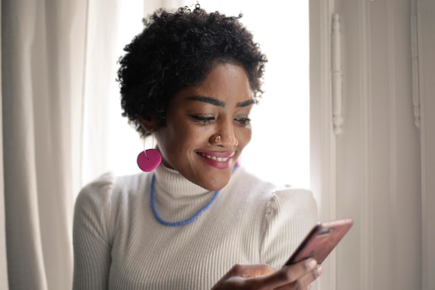 Retrato de uma linda mulher negra com smartphone