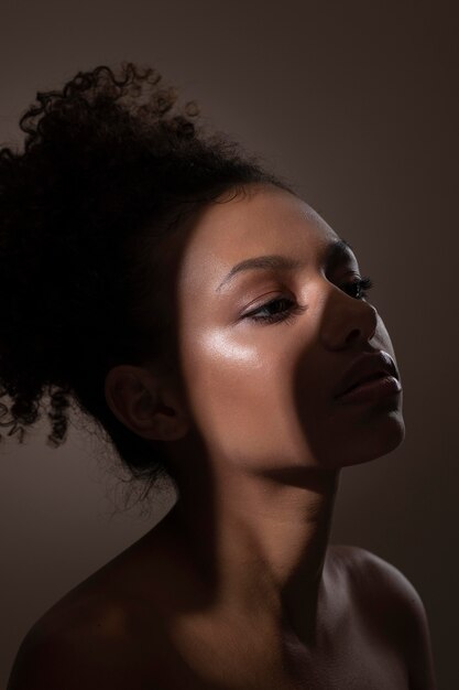 Retrato de uma linda mulher negra com sombras misteriosas