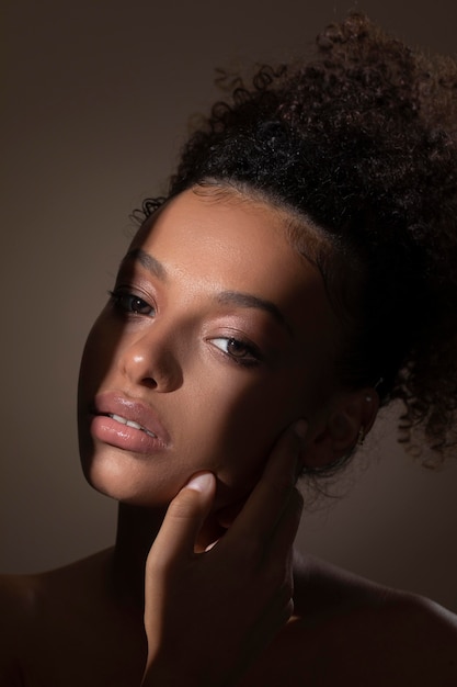 Retrato de uma linda mulher negra com sombras misteriosas