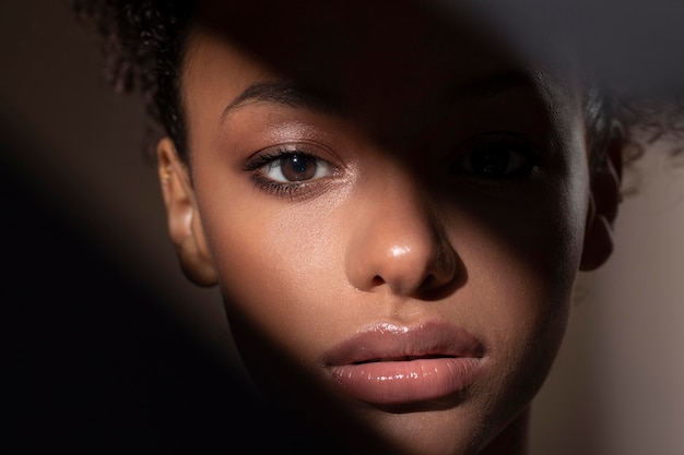 Retrato de uma linda mulher negra com sombras misteriosas