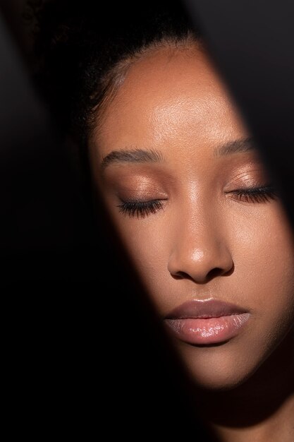 Retrato de uma linda mulher negra com sombras misteriosas