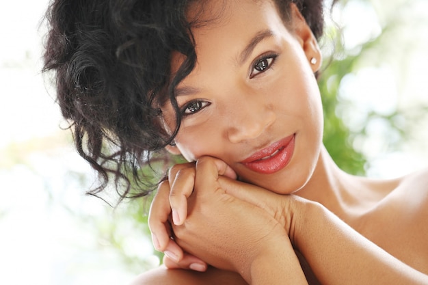 Retrato de uma linda mulher nua para o conceito de cuidados de pele negra
