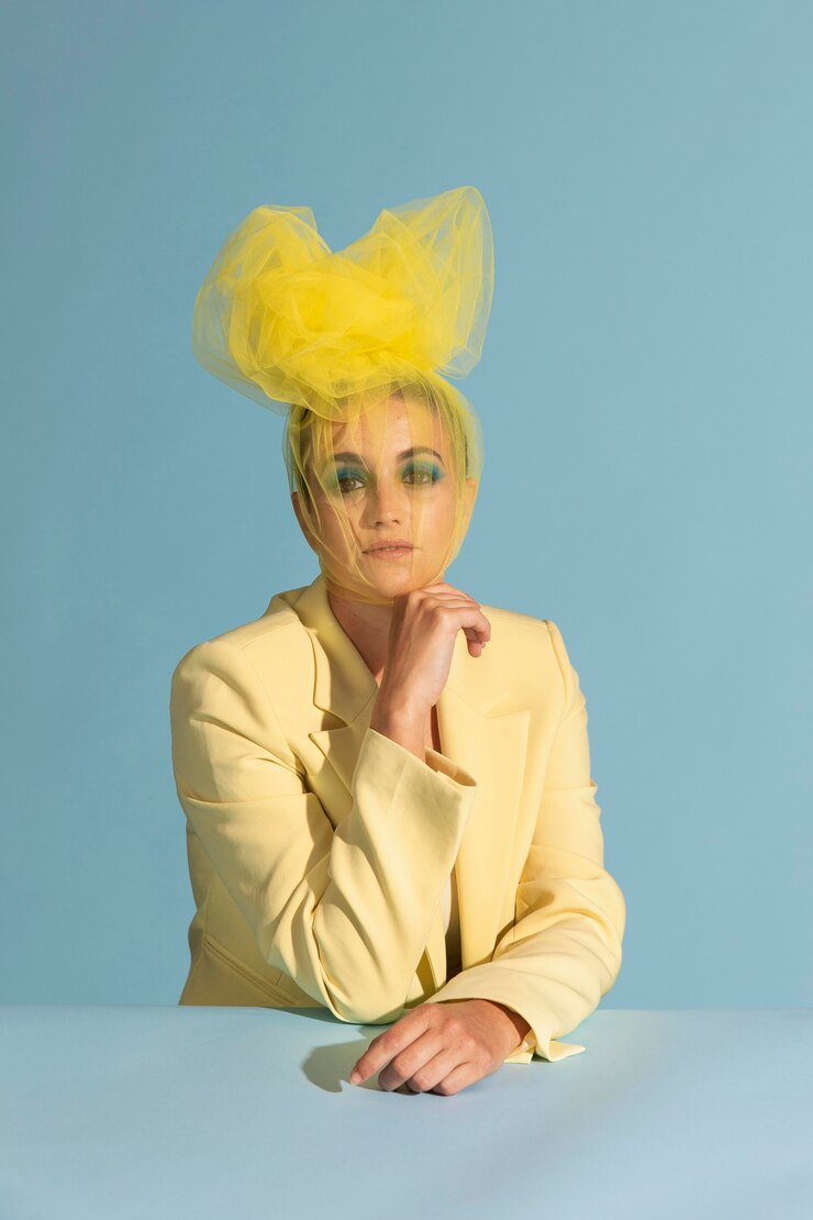 Foto grátis retrato de uma linda mulher posando com uma cabeça de vanguarda