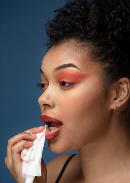 Foto grátis retrato de uma linda mulher removendo a maquiagem com um lenço de desmaquilhante