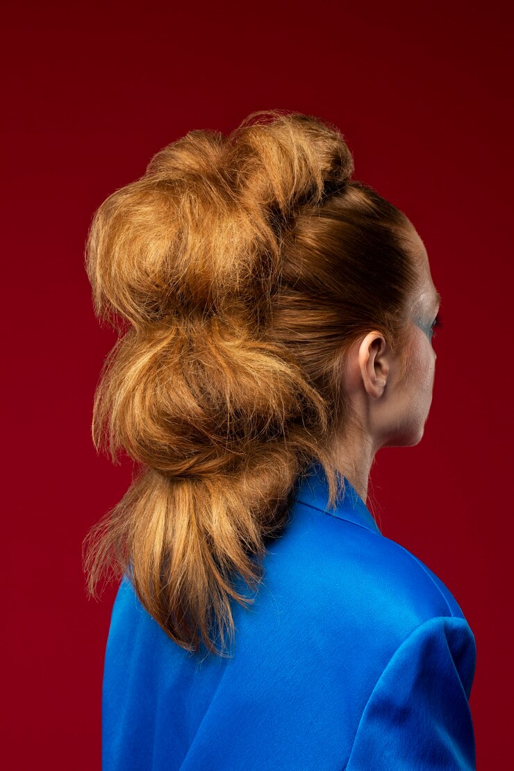 Foto grátis retrato de uma linda mulher ruiva usando maquiagem