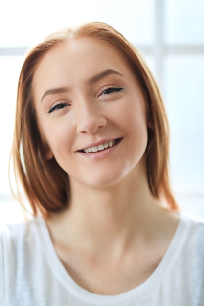 Retrato de uma linda mulher ruiva