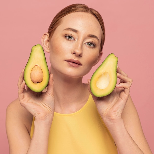 Retrato de uma linda mulher segurando frutas