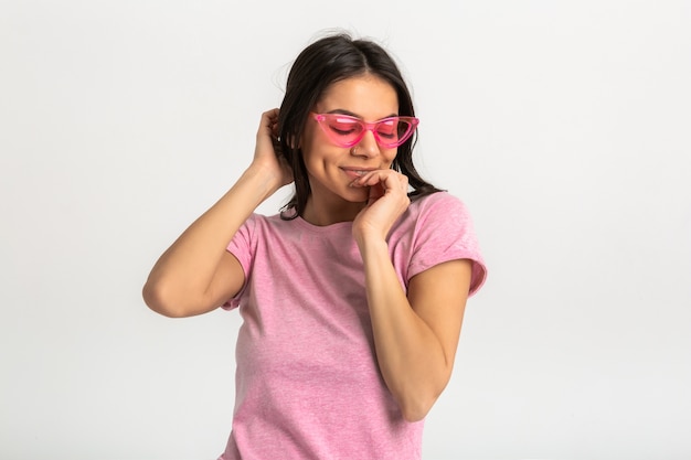 Foto grátis retrato de uma linda mulher sorridente e emocional de camisa rosa e óculos de sol elegantes, posar positivo isolado