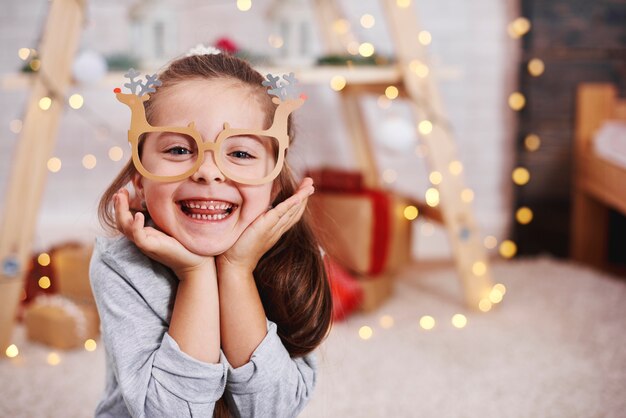 Retrato de uma menina adorável com óculos engraçados