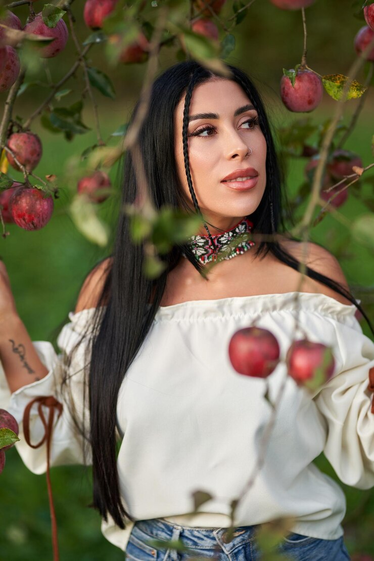Foto grátis retrato de uma menina adulta em uma maçã no início do outono