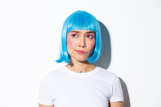 Retrato de uma menina asiática com uma peruca curta azul