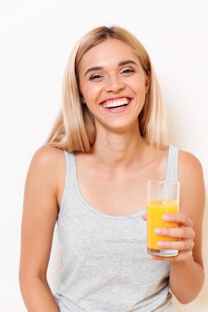 Retrato de uma menina atraente feliz em roupa interior