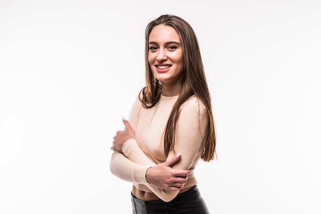 Retrato de uma menina bonita em um vestido leve de verão isolado sobre o branco.