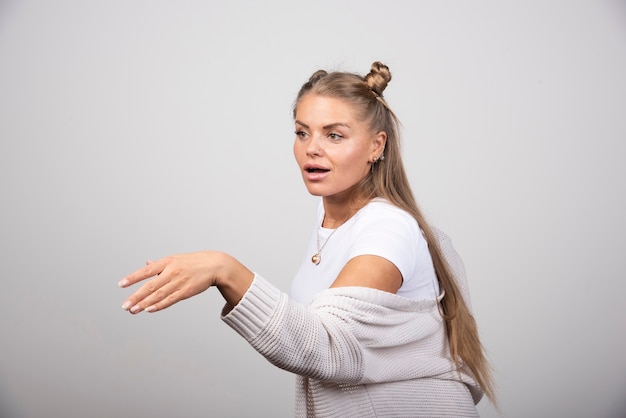 Foto grátis retrato de uma menina bonita olhando para algum lugar.