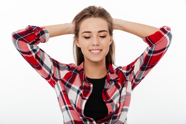 Foto grátis retrato de uma menina bonita sorridente em camisa xadrez posando