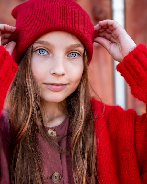 Retrato de uma menina bonitinha de olhos azuis