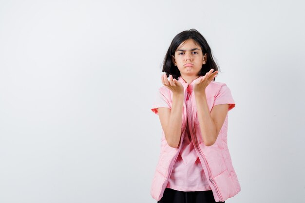 Retrato de uma menina com camiseta branca e colete inflável