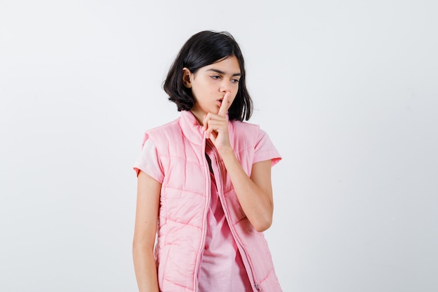 Retrato de uma menina com camiseta branca e colete inflável