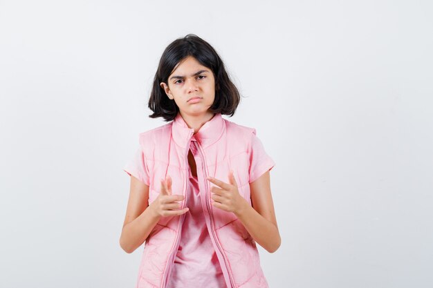 Retrato de uma menina com camiseta branca e colete inflável