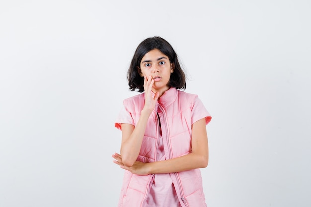 Retrato de uma menina com camiseta branca e colete inflável