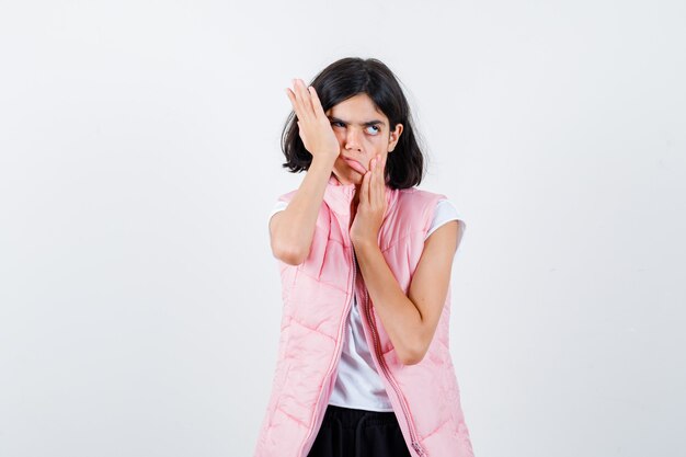 Retrato de uma menina com camiseta branca e colete inflável