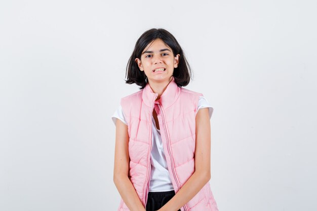 Retrato de uma menina com camiseta branca e colete inflável